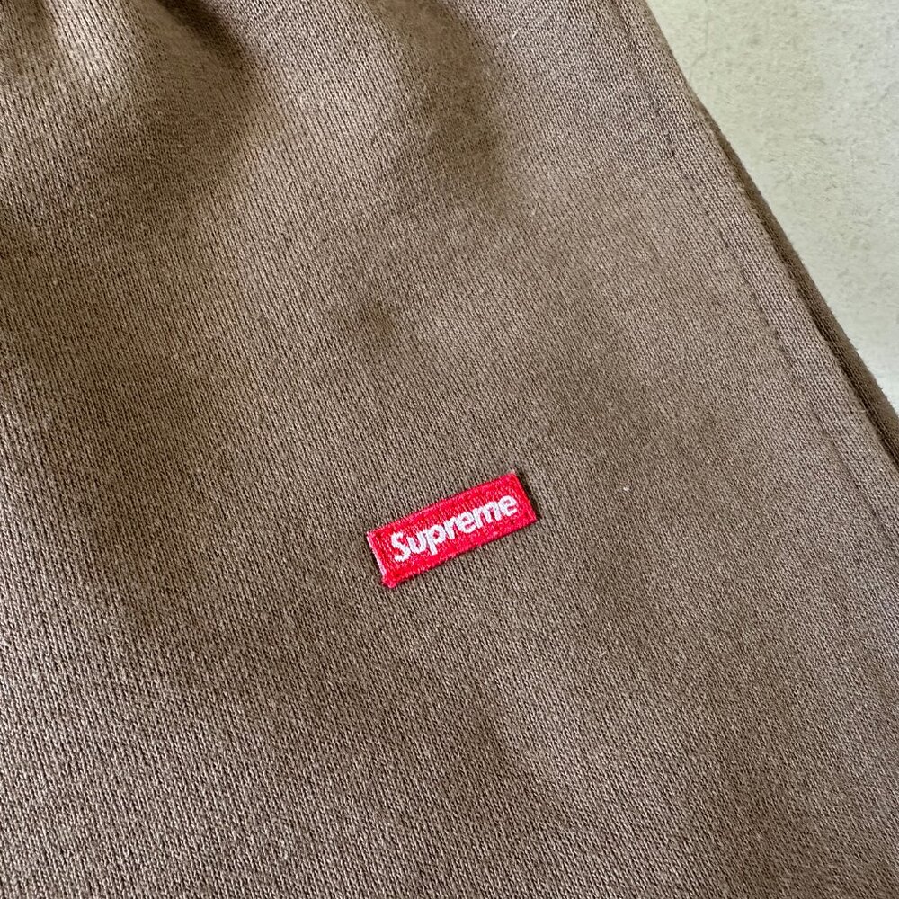 Supreme SS22 Small Box Sweatshort Olive Brown size Medium - Picture 2 of 6